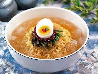 夏は「冷やしラーメン」 甘酸っぱいスープとコチュジャンのハーモニー