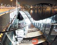 漢江の展望台カフェでロマンチックなひとときを(上)