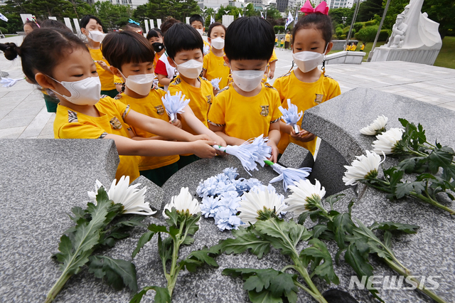 小さな手で献花
