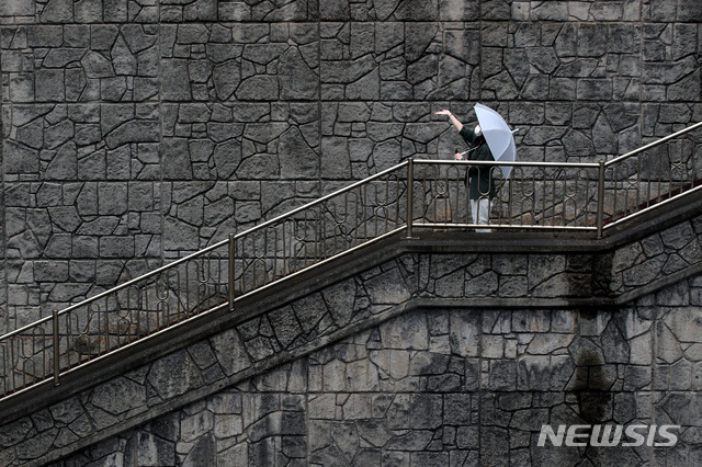 映画『パラサイト』の階段にて