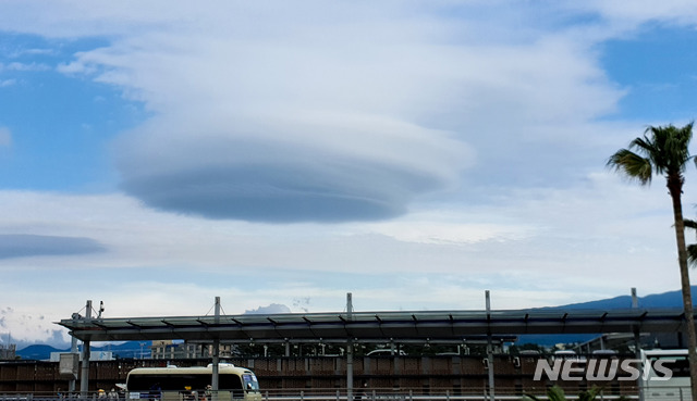 済州島上空に浮かんだ神秘的なレンズ雲
