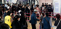 ▲「ウィズコロナ（段階的な日常生活の回復）」措置転換で旅行需要が増えた今月5日午後、ソウル市江西区の金浦空港国内線ターミナルは旅行客でにぎわった。写真＝NEWSIS
