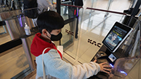 【写真】金浦空港国内線で1人の乗客が手のひらの静脈情報認証サービスを利用している。1月4日午後撮影。／チャン・リョンソン記者