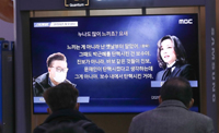 ▲ソウル駅待合室で16日、市民が国民の力の大統領候補、尹錫悦氏の妻キム・ゴンヒ氏のいわゆる「7時間電話録音記録」を報じたMBCの番組「ストレート」を見ている。／コ・ウンホ記者 
