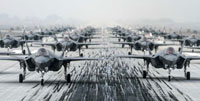 ▲韓国空軍が25日、ある基地でF35Aステルス戦闘機28機を滑走路に並べて移動させる、いわゆる「エレファントウォーク（Elephant Walk）」訓練を行っているところ。／写真＝韓国国防部