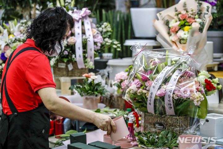 「先生の日」を前に花を買い求める市民