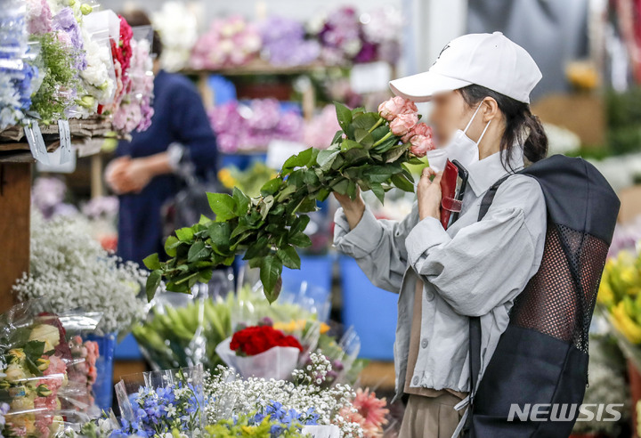 「先生の日」を前に花を買い求める市民