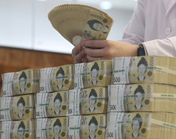 【写真】ソウル市内のハナ銀行偽造・変造対応センターで行員が5万ウォン紙幣をチェックしている。／NEWSIS
