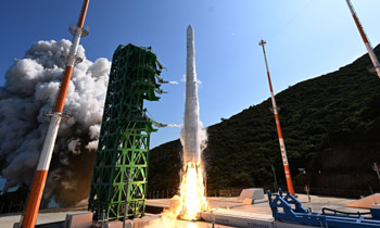 ▲韓国の技術で設計・製作された韓国型ロケット「ヌリ号（KSLV-Ⅱ）」／写真共同取材団