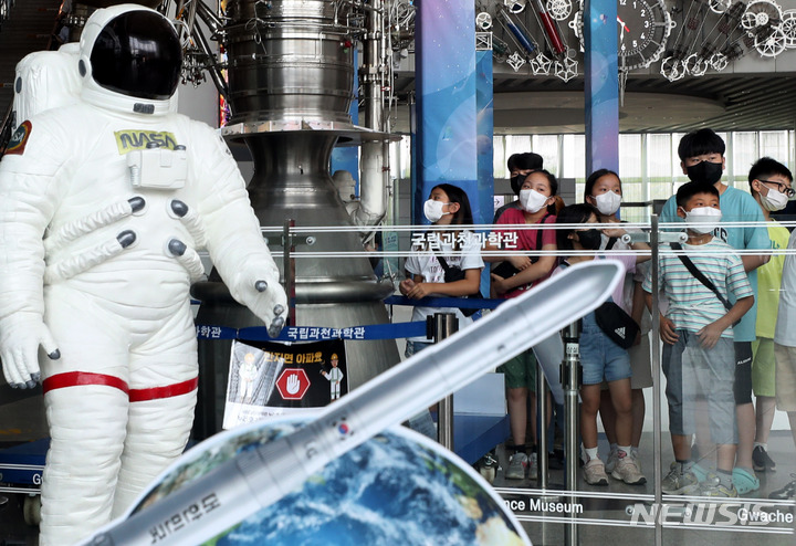 ヌリ号打ち上げ成功、果川科学館を訪れた児童