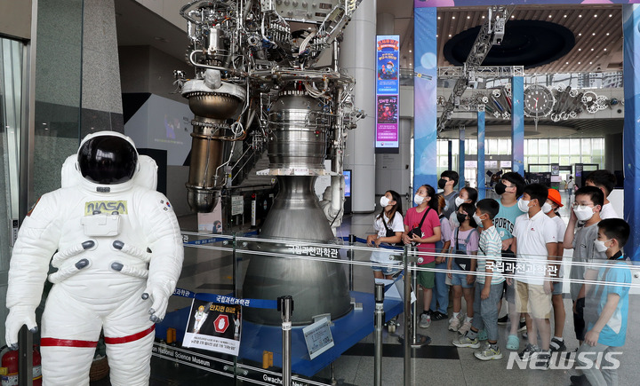 ヌリ号打ち上げ成功、果川科学館を訪れた児童