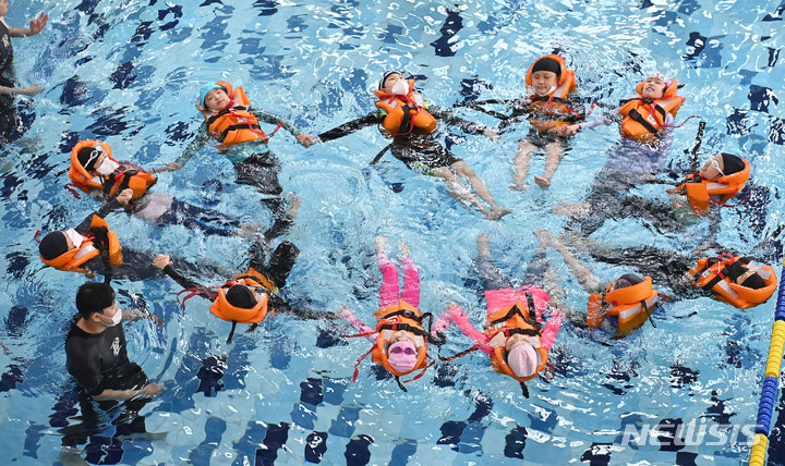生存水泳を学ぶ児童