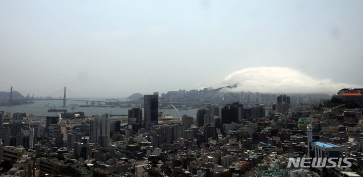 雲の帽子をかぶった釜山・影島
