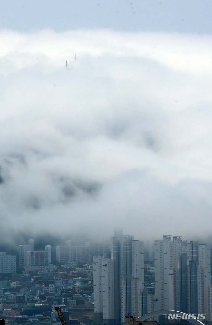 雲の帽子をかぶった釜山・影島