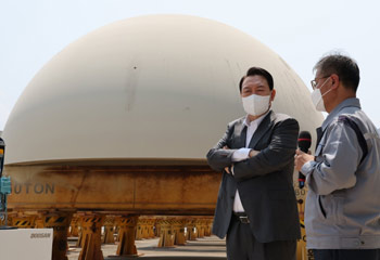 ▲写真=尹錫悦大統領は22日、慶尚南道昌原市の斗山エナビリティーの原子力工場を訪れ、関係者から説明を聞いた。／聯合ニュース