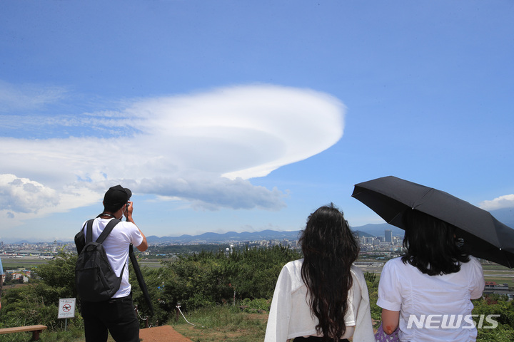 レンズ雲が浮かぶきょうの済州の空