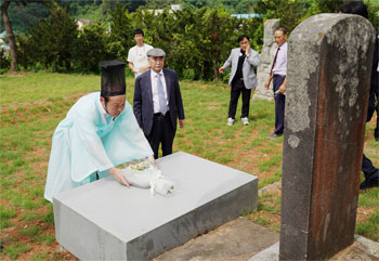 ▲日本の陶磁器の名匠、15代沈寿官さんが9日、京畿道金浦市で先祖の墓参りを行った。／聯合ニュース