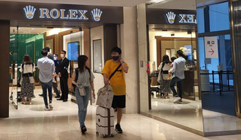 ▲東京・銀座の商業施設「GINZA SIX」のロレックス売り場。円安で高価な時計が飛ぶように売れ、実際に購入できる時計は1点もなかった。／チェ・ウォングク特派員