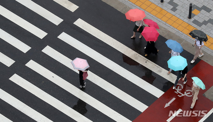 色も形もさまざまな雨傘