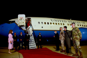 ▲3日午後、京畿道の烏山米空軍基地に到着したペロシ米下院議長。写真＝駐韓米国大使館のツイッターより