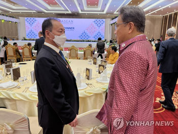 韓国外相と北朝鮮大使　カンボジアで短時間の対話