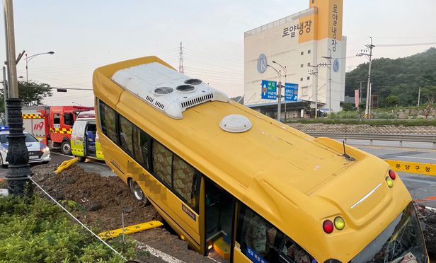 豪雨でできた陥没穴に通勤バスが転落…乗客・運転手ら負傷　／城南