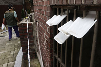 ▲ソウル市内のある半地下住宅の防犯窓。食品トレイで作った雨よけが挟まっている。15日撮影。／聯合ニュース