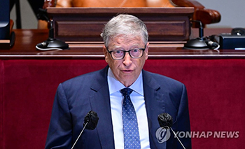 韓国国会で演説するビル・ゲイツ氏（国会写真記者団）