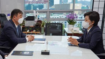 ▲中国の邢海明駐韓大使（左から３番目）が梁香子議員を訪ね、話を交わしている。／梁議員事務所