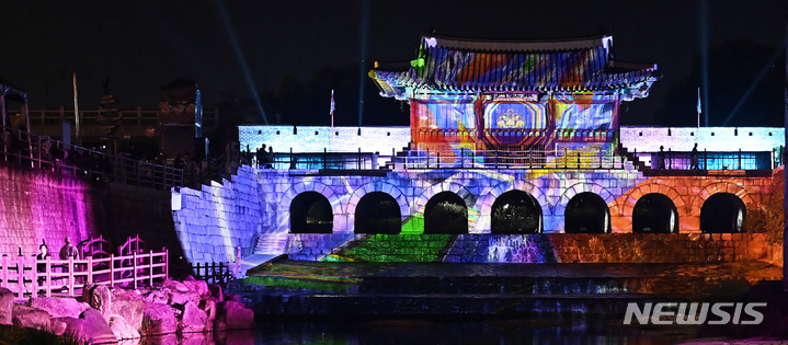 水原華城の華虹門で行われたメディアアートショー