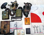 ▲日本軍の生物兵器研究部隊である731部隊が生体実験用に使用したさまざまな解剖用器具と「昭和13年」と刻まれた防毒マスク、当時部隊員が着用していた腕章と身分証。