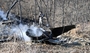 京畿道華城市正南面官項里の山野に墜落したF-5E戦闘機の機体を軍関係者が調べている。／11日、聯合ニュース 