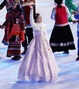 ▲中国北京市内の国家体育場で行われた2020北京冬季オリンピック開会式で、中国国旗の五星紅旗が入場する際に韓服とみられる衣装を着た女性が中国少数民族の1人として紹介された。／聯合ニュース