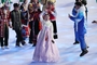 ▲4日、中国・北京の国家体育場で開かれた北京冬季五輪の開会式で韓服を着た女性が他の少数民族を着た人々と登場し、手を振っている。／聯合ニュース 