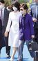 白のスカートスーツに白い靴…金建希夫人、尹大統領の数歩後ろ歩く