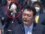 尹大統領のすぐ後ろにマスクで顔を覆う26歳野党代表の姿、就任式で悪目立ち