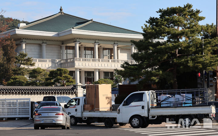 大統領執務室の移転作業進行中