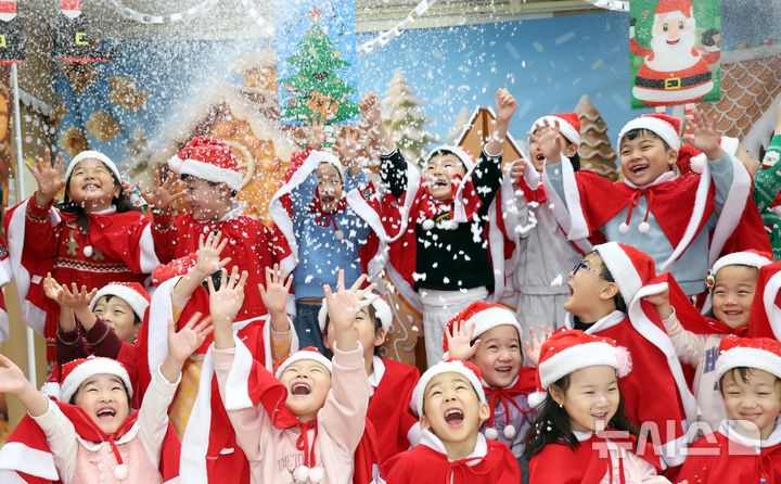 ちびっこサンタの「メリークリス…