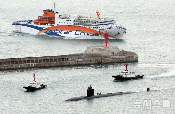 米原子力潜水艦「グリーンビル」入港