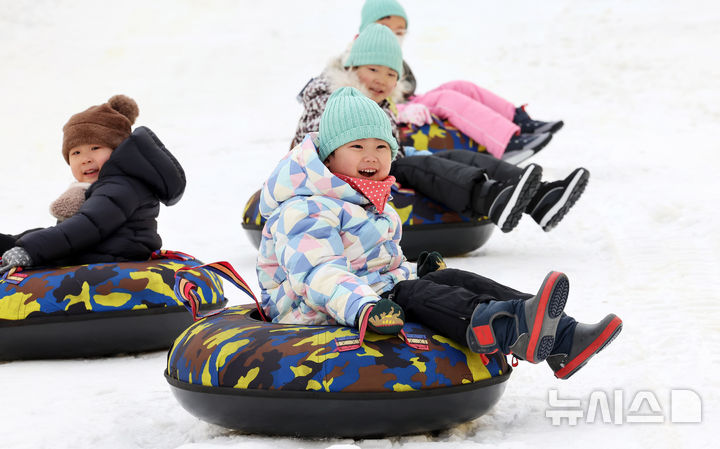 「そりに乗って駆け回っているみ…