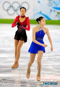 五輪フィギュア：公式練習中のヨナと真央