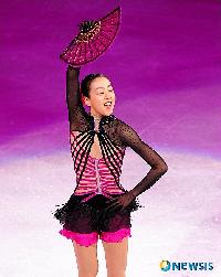 五輪フィギュア：キュート＆軽やかな真央のエキシビション
