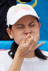 NYでホットドッグ早食い大会、韓国系女性が優勝