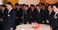 昨年3月11日の東日本巨大地震発生直後、日本に対して最初に支援の手を差し伸べた韓国の国民に感謝の思いを伝えるため、日本大使公邸で「日韓友好レセプション」が開催された。写真はレセプションの出席者が犠牲者の冥福を祈るため黙とうしている様子。14日撮影。／許永翰（ホ・ヨンハン）記者