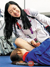 1日にロンドン五輪フェンシングの競技が行われた英国ロンドンのエクセル展示会センターで、フェンシング女子エペ代表のシン・アラムがチームメートと共に笑顔を見せている。／オ・ジョンチャン記者