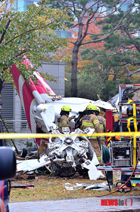 マンションに衝突したヘリコプター