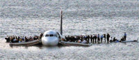 旅客船沈没：「ハドソン川の奇跡」機長は全員救助後に脱出