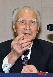 記者会見に臨む村山元首相