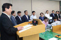 ▲7月30日に行われた「庶民経済活性化100日特別対策」記者会見で、昌原市の安商守市長が発表した。