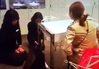 クレーム客をなだめる店員の土下座、韓国ネット社会で話題に